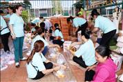 Đoàn phân chia quà thành từng phần