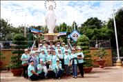 Chụp ảnh kỷ niệm tại đài Đức Mẹ Giang Sơn