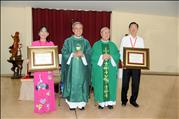 Hai linh mục trao bằng tri ân