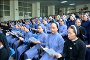 Các nữ tu dòng Mến Thánh Giá tham dự Thánh lễ