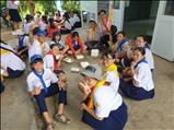 Cơm trưa tại đất trại