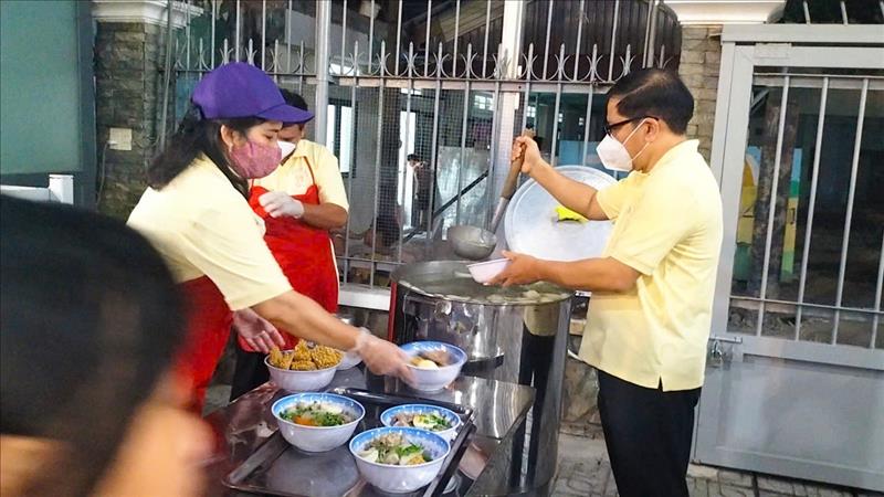 Bữa ăn không đồng hằng tuần tại giáo xứ Hóc Môn