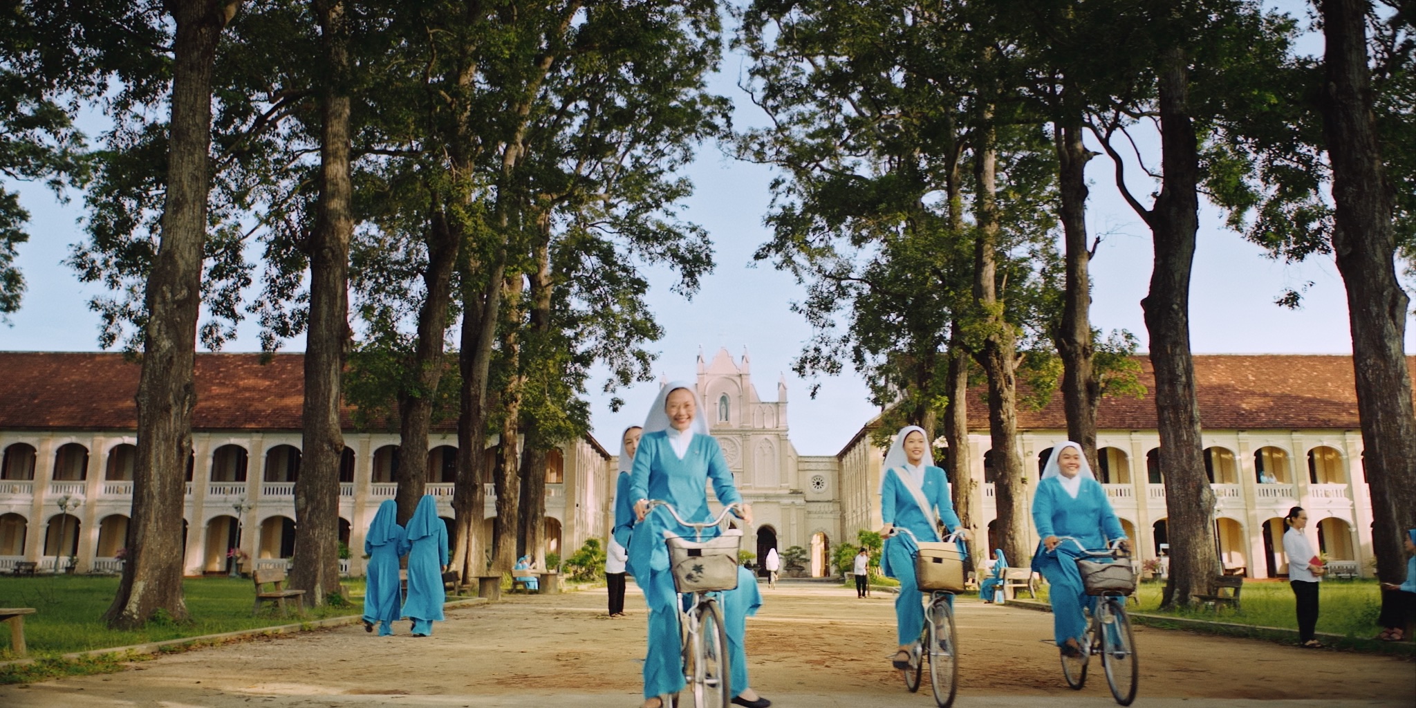 Hẹn Em Ngày Nhật Thực – Khi tình yêu trả con người về với tự do