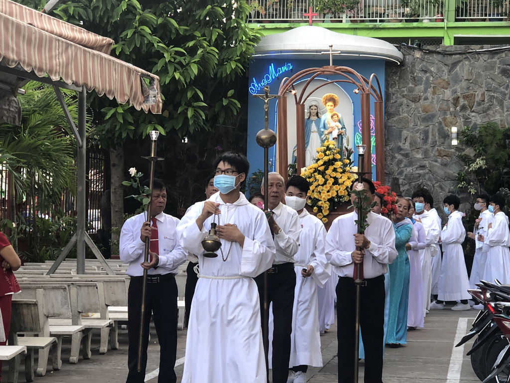 Giáo xứ Hòa Hưng: Dâng hoa kính Mẹ Maria ngày 31-5-2020