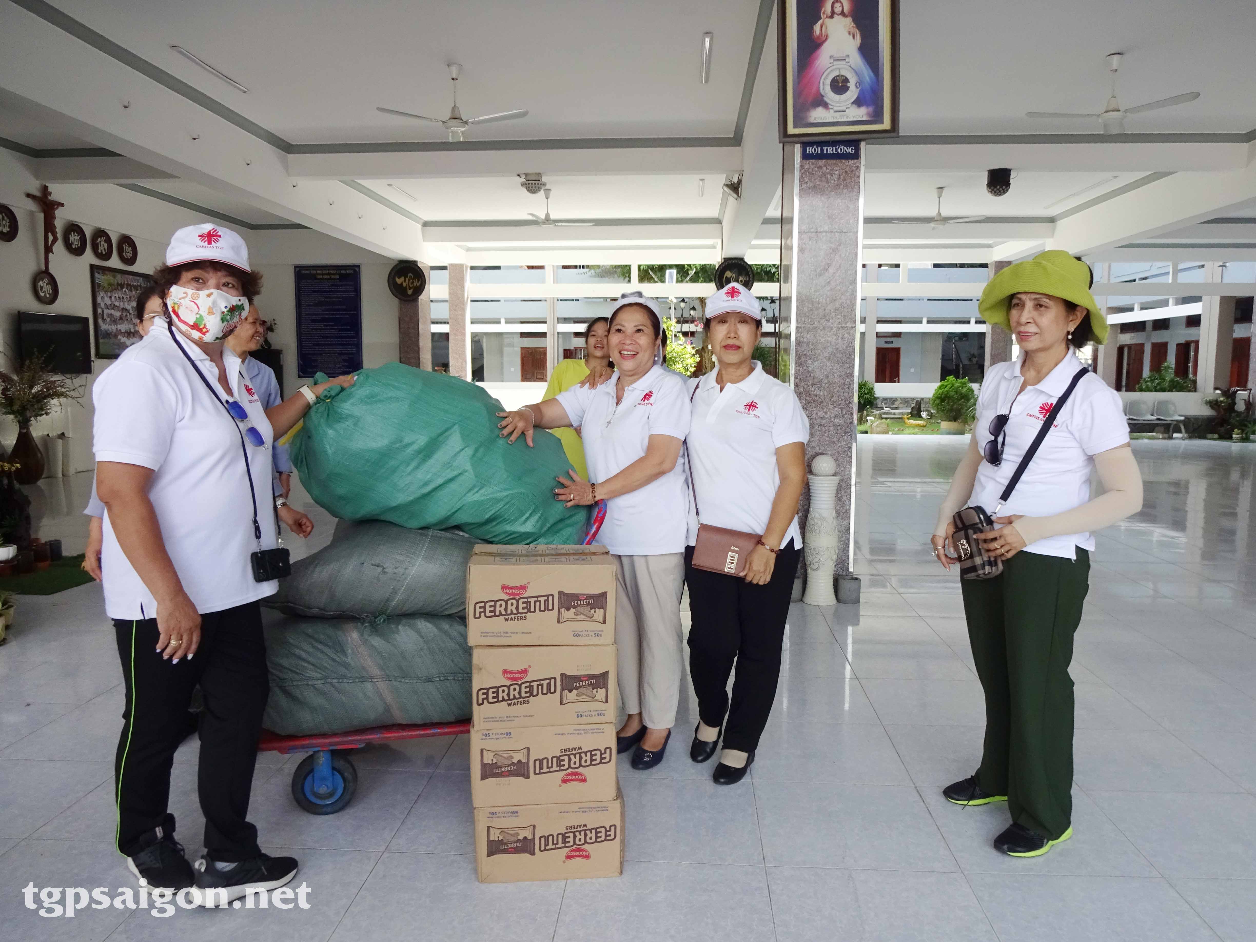 Ban Caritas giáo xứ Tân Phú: Hành hương kính viếng Đức Mẹ Tà Pao và chia sẻ bác ái