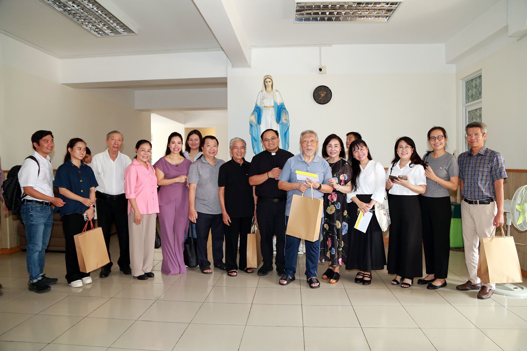 Chuyến viếng thăm các linh mục hưu dưỡng của Ban Bác ái Xã hội Doanh nhân Công giáo