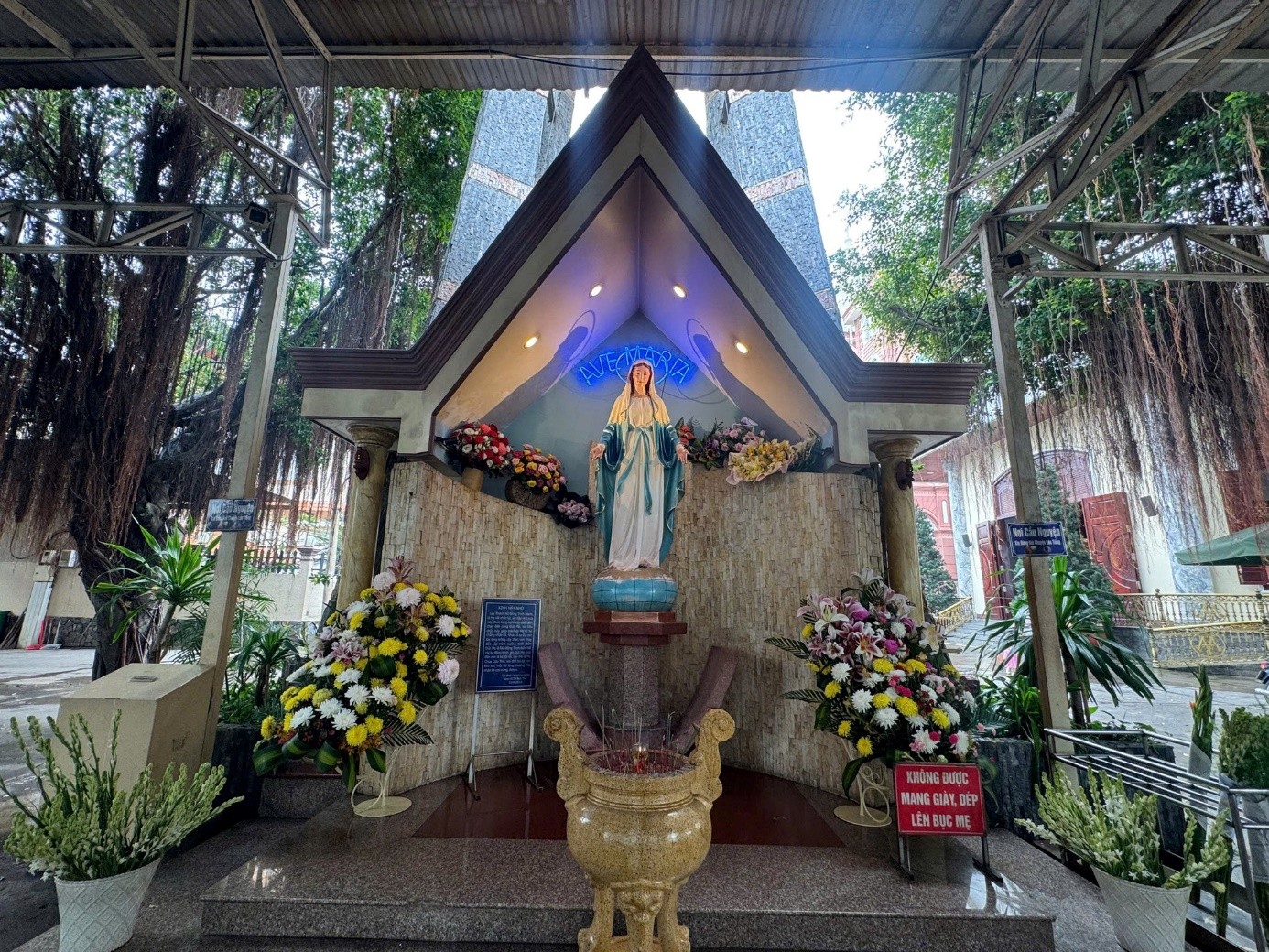 Đến bên Mẹ Maria trong ngày cuối tháng Mân Côi