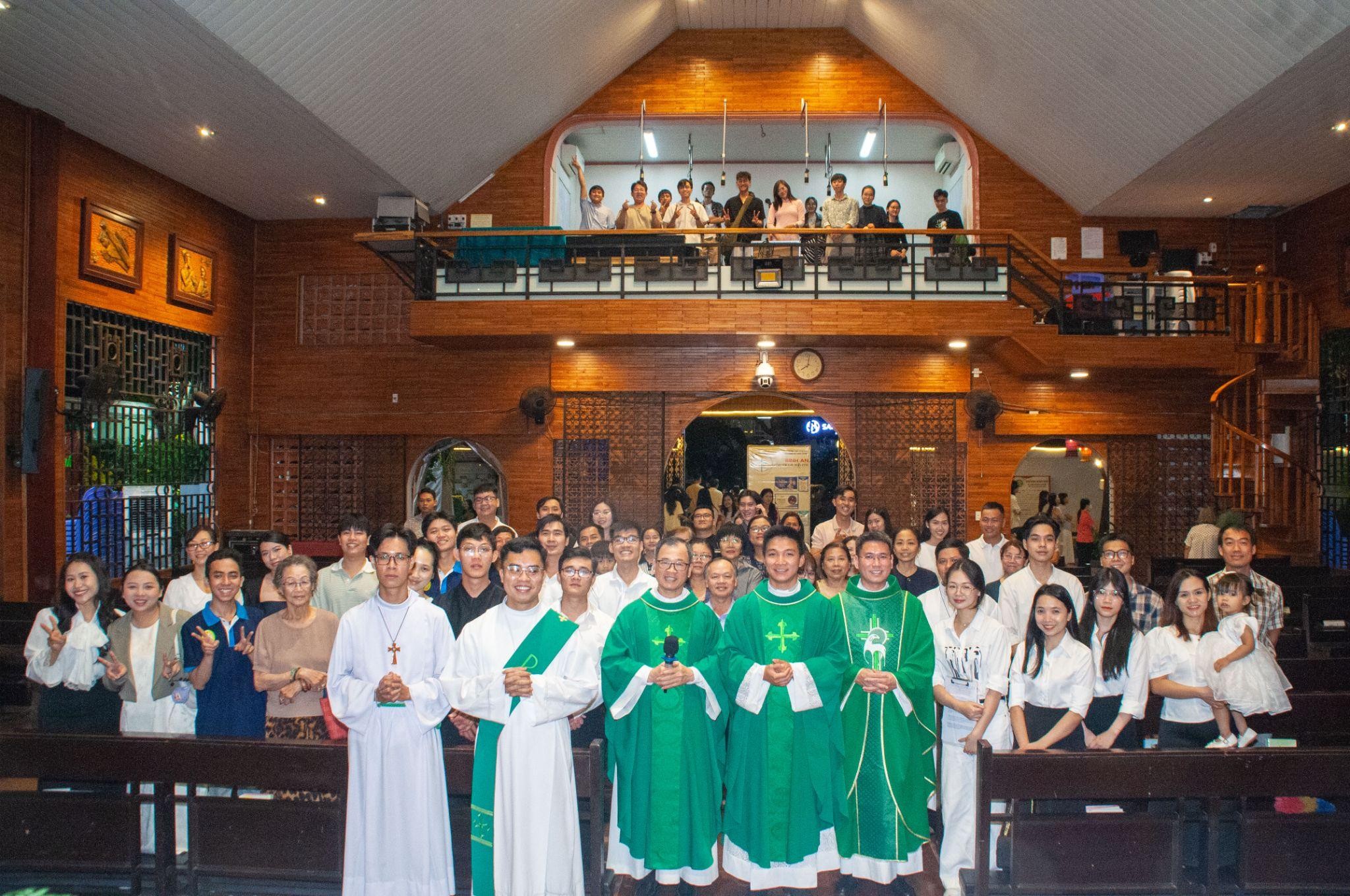 Giáo xứ Mai Khôi: Thánh lễ Tạ ơn tân linh mục Phanxicô Lê Trường Sinh và Tất niên Sinh viên Mai Khôi