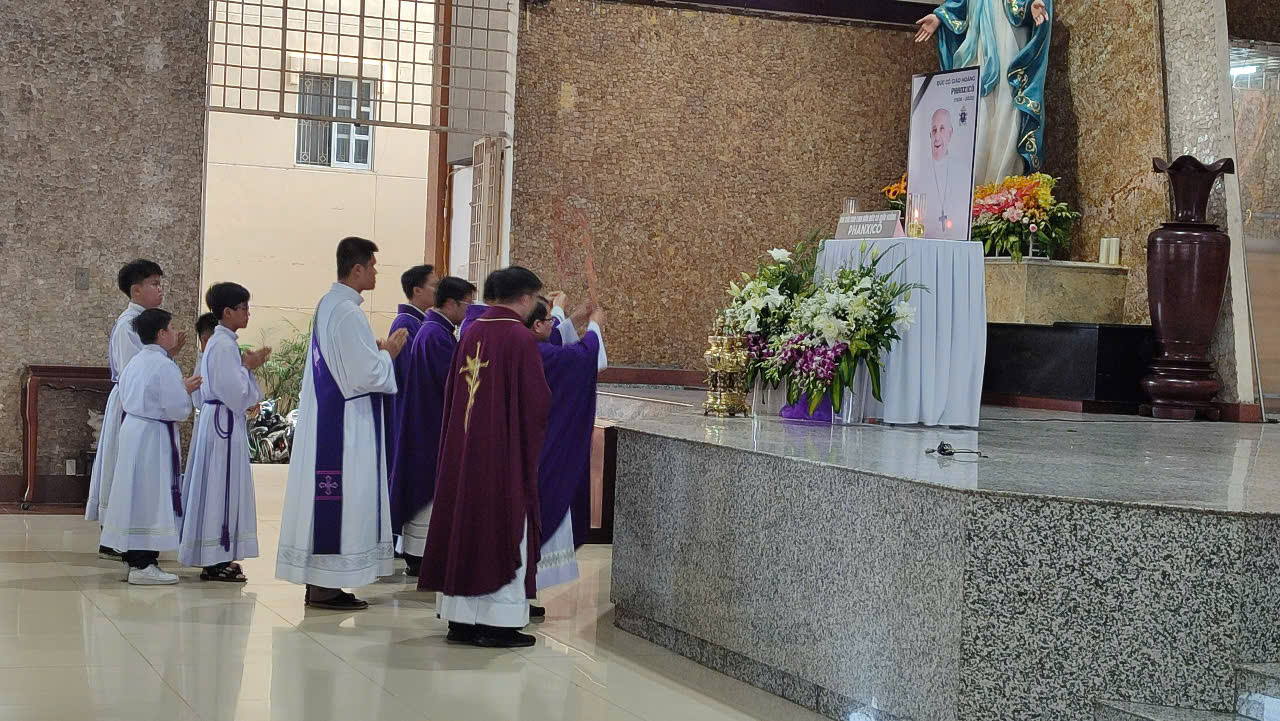 Giáo xứ Tân Phú: Thánh lễ cầu nguyện cho linh hồn Đức cố Giáo hoàng Phanxicô