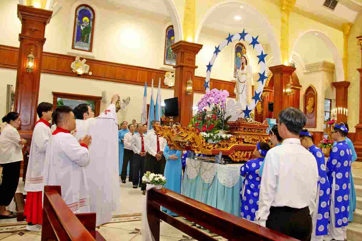 Giáo xứ Bùi Phát: Lễ Đức Mẹ Maria thăm viếng bà Elizabeth kết thúc tháng Hoa 2024