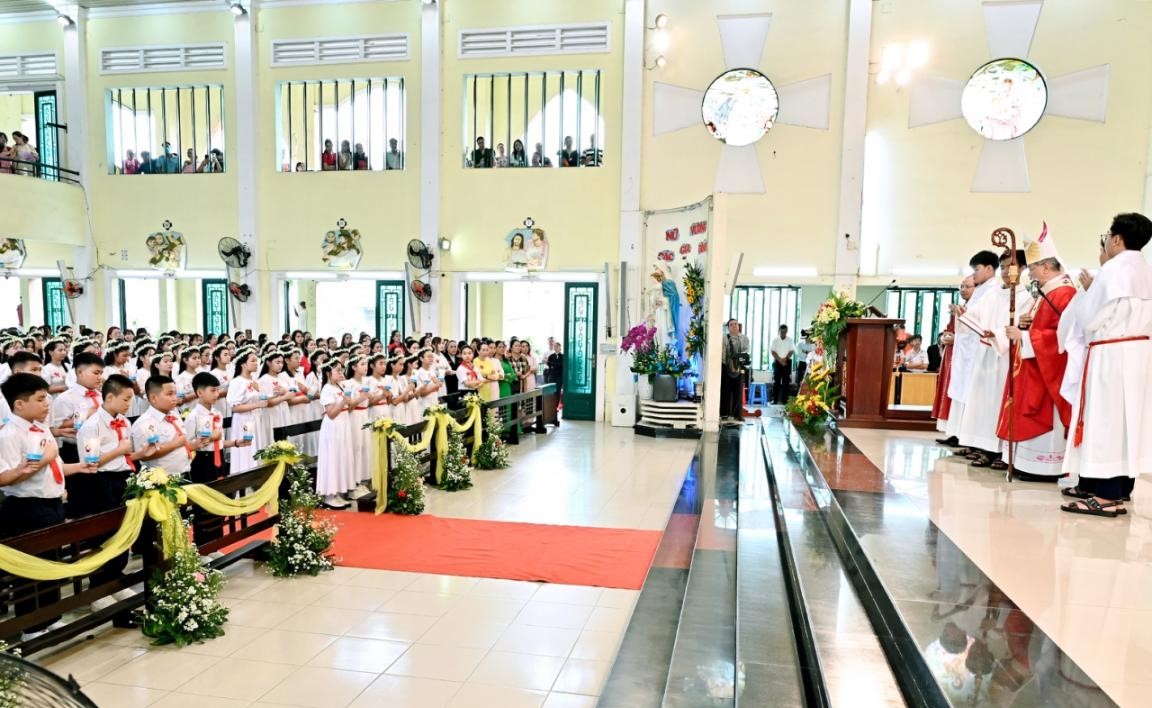 Thánh lễ ban Bí tích Thêm Sức tại giáo xứ Nam Hải