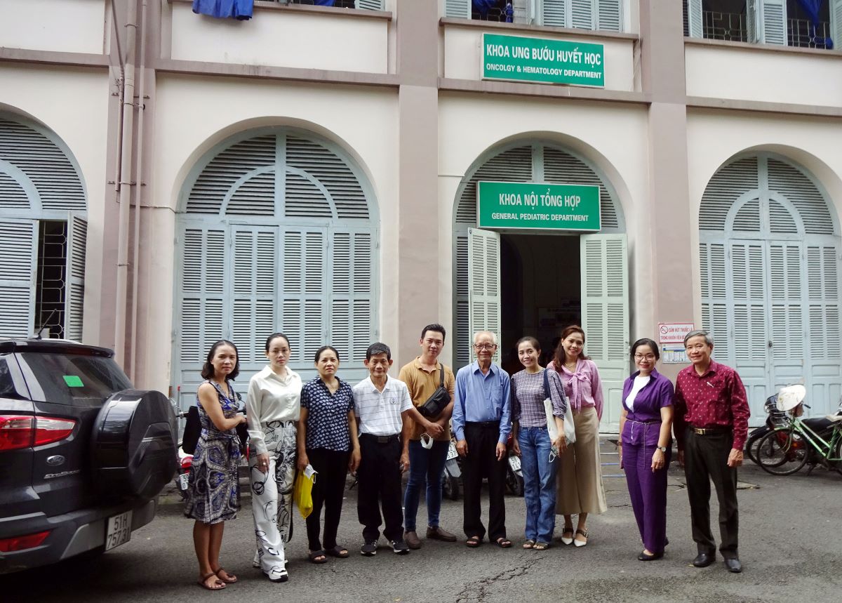 Ban Bác ái Xã hội Doanh nhân Công giáo cùng các bệnh nhi ung thư