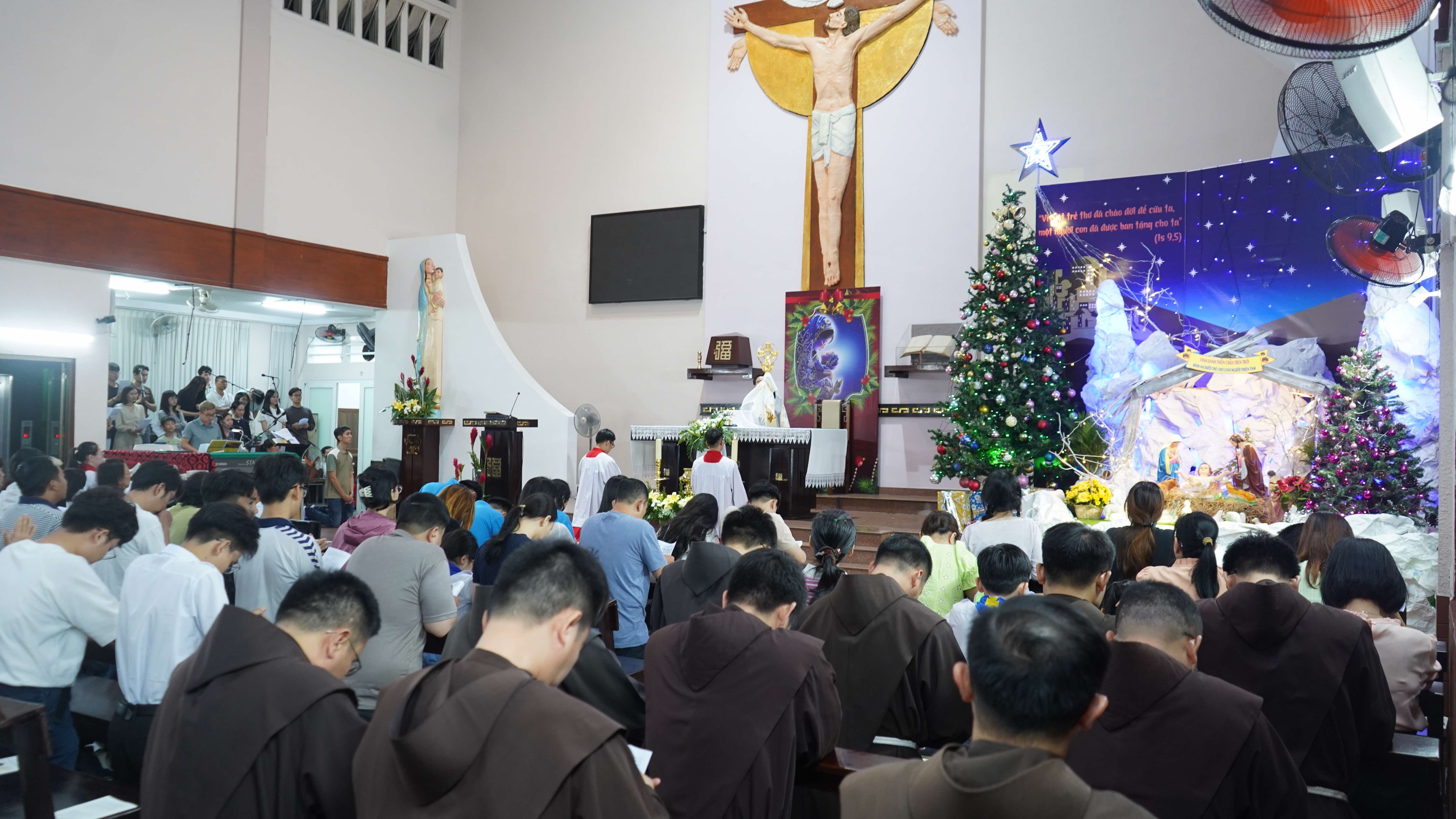 Đêm chầu Thánh Thể cầu nguyện cho hoà bình thế giới tại nhà thờ thánh Phanxicô Đakao