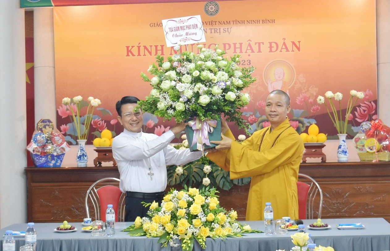 Đức Cha Phêrô Kiều Công Tùng chúc mừng Đại lễ Phật Đản 2023