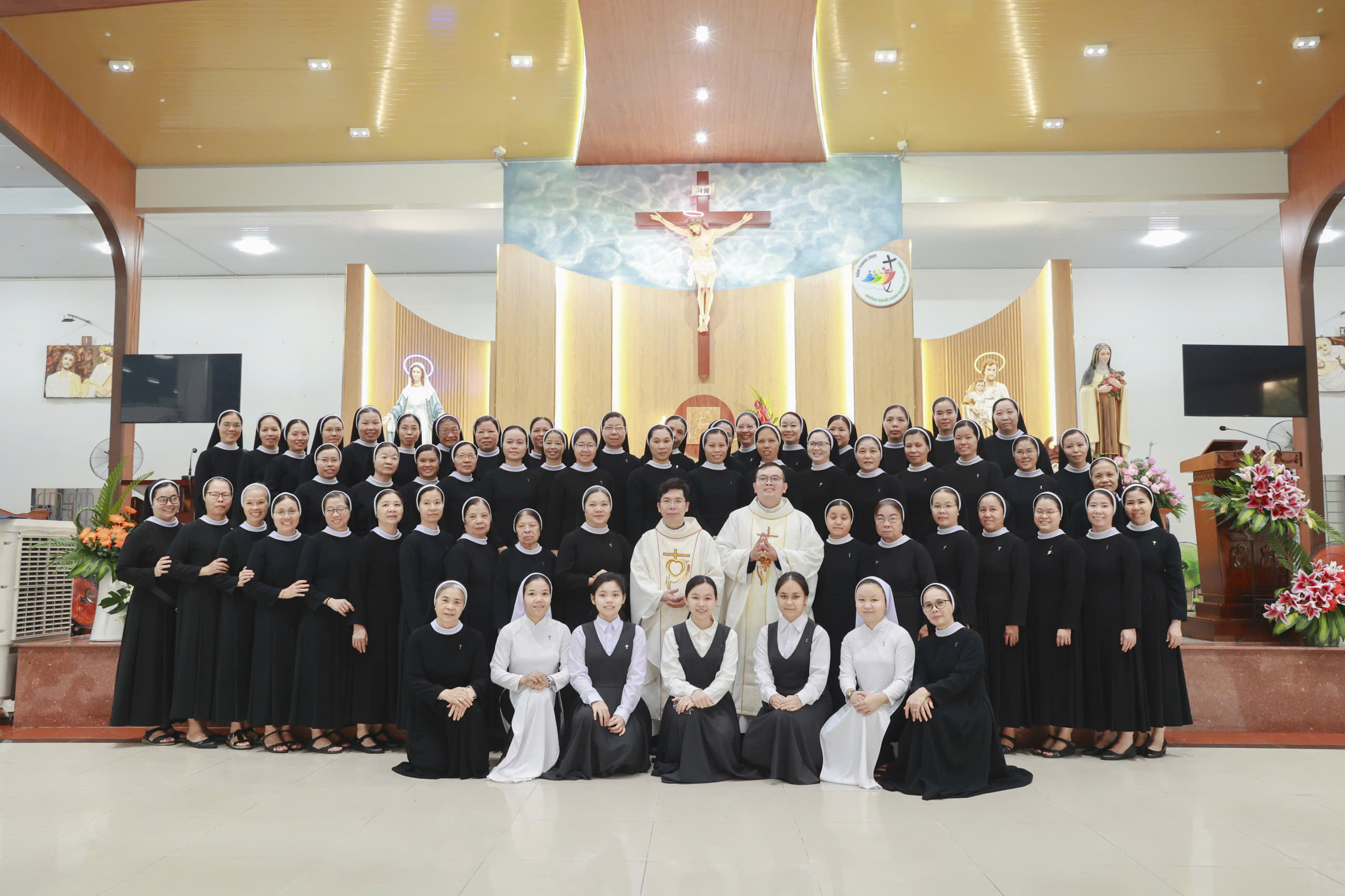 Giáo xứ Thánh Phanxicô: Thánh lễ kính Thánh Têrêsa Hài Đồng Giêsu - Bổn mạng Cộng đoàn Têrêsa II, Dòng Mến Thánh Giá Tân Việt