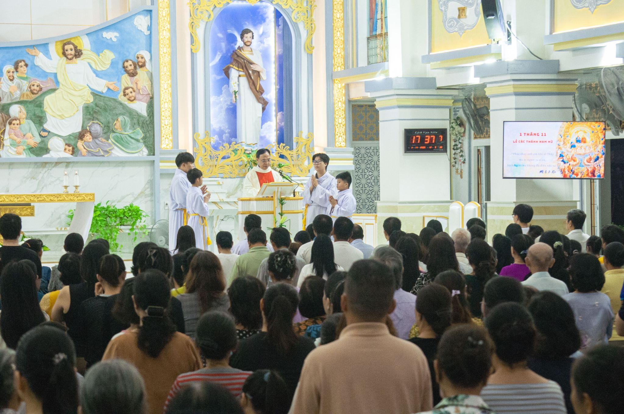 Giáo xứ Thăng Long: Thánh lễ kính trọng thể Các Thánh Nam Nữ