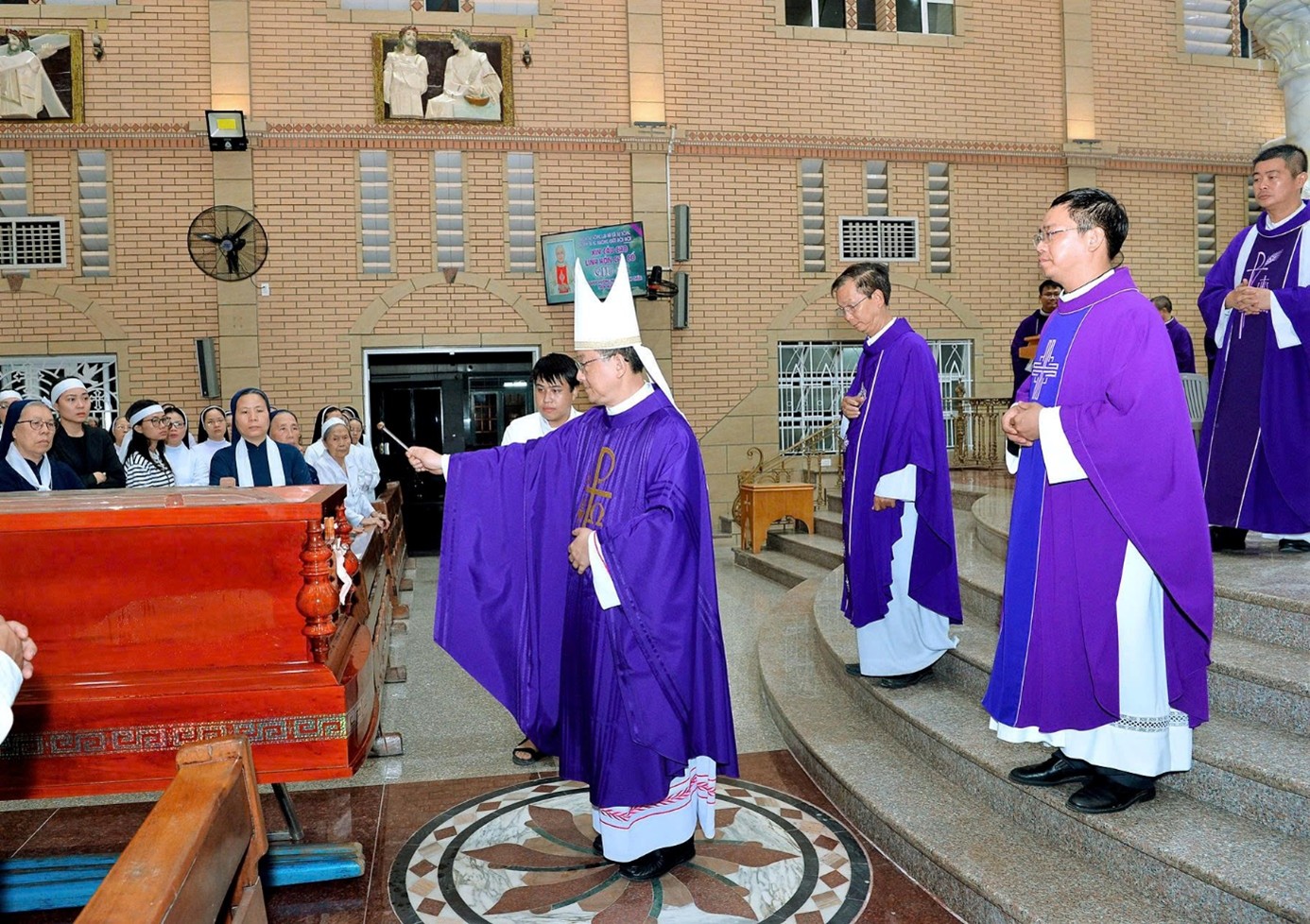 Thánh lễ cầu nguyện cho cha cố Giuse Nguyễn Văn Trọng tại Giáo xứ Hoàng Mai, hạt Xóm Mới