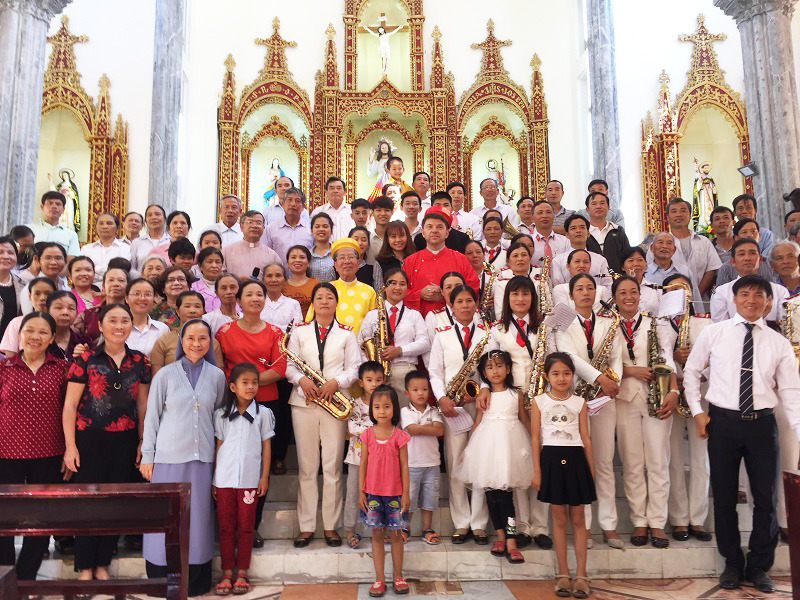 Đức TGM Marel Zalewski và Đức cha Phêrô Nguyễn Văn Đệ viếng thăm Giáo xứ Don Bosco Trại Gạo