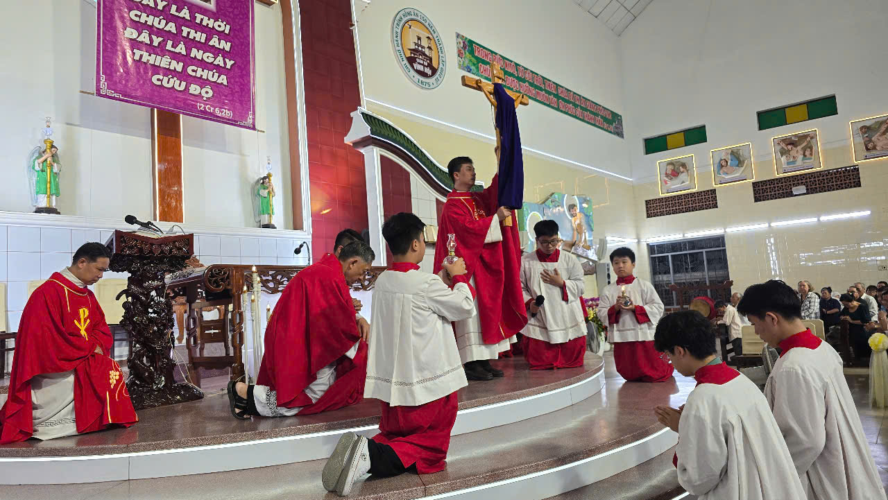 Giáo xứ Vĩnh Hội cử hành nghi thức Thứ Sáu Tuần Thánh