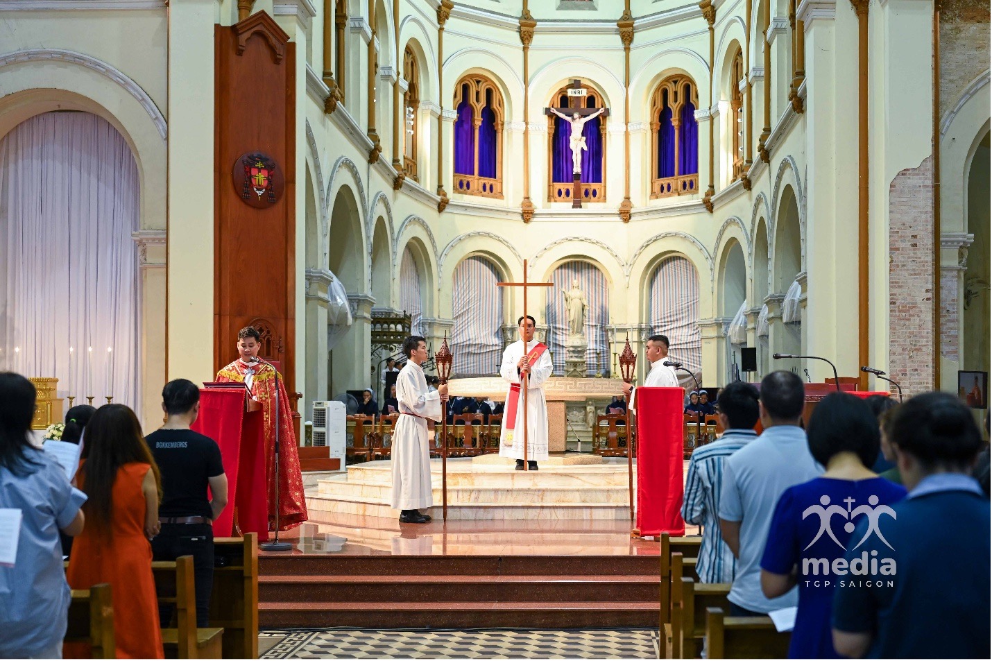 Cử hành nghi thức Thứ Sáu Tuần Thánh tại Nhà thờ Chính tòa Đức Bà Sài Gòn