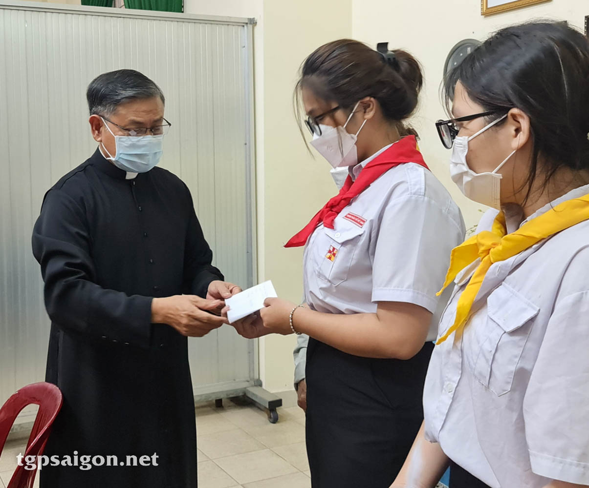 Giáo xứ Tân Chí Linh: Trợ cấp cho các thiếu nhi có hoàn cảnh khó khăn