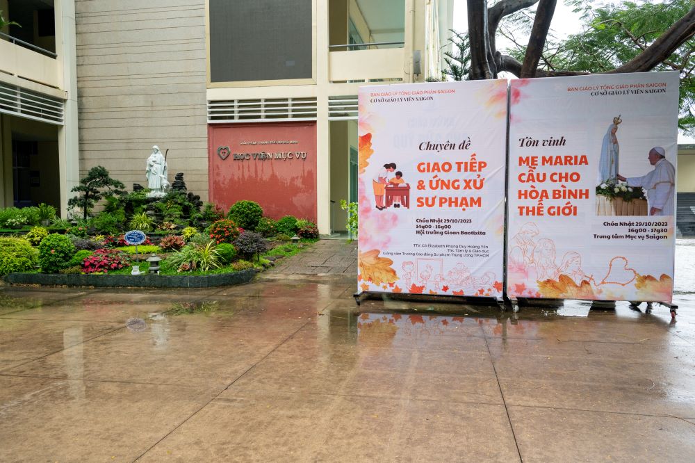 TGPSG: Ban Giáo Lý tôn vinh Đức Mẹ cầu nguyện cho hòa bình và học hỏi chuyên môn