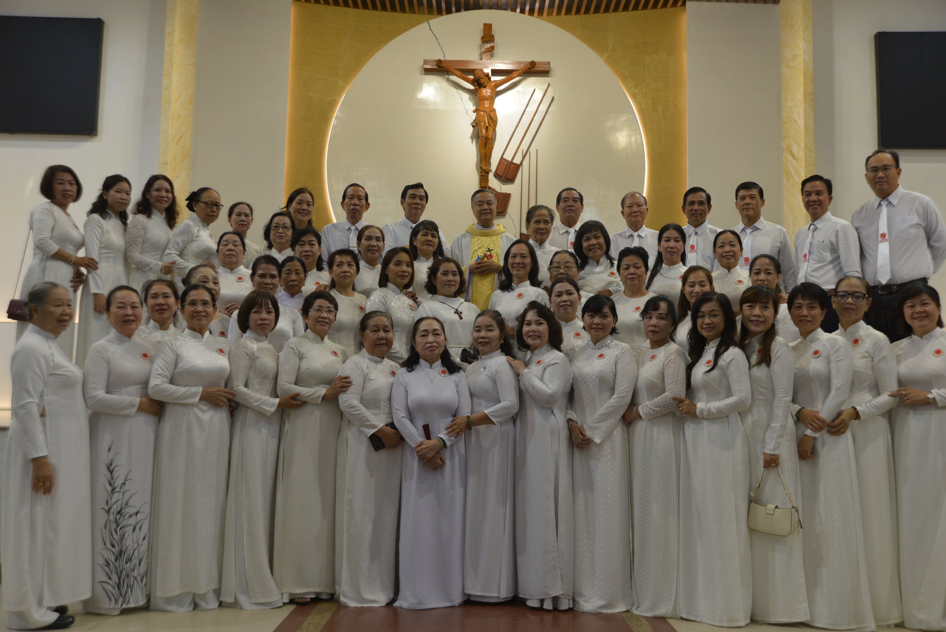 Giáo xứ Tân Việt: Thánh lễ kính Martinô, mừng bổn mạng Caritas