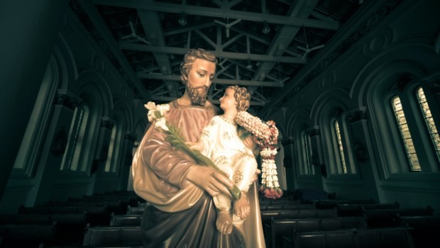 Một lời kinh cổ dâng lên Thánh Cả Giuse: “Xin hôn Hài Nhi Giêsu thay cho con…”