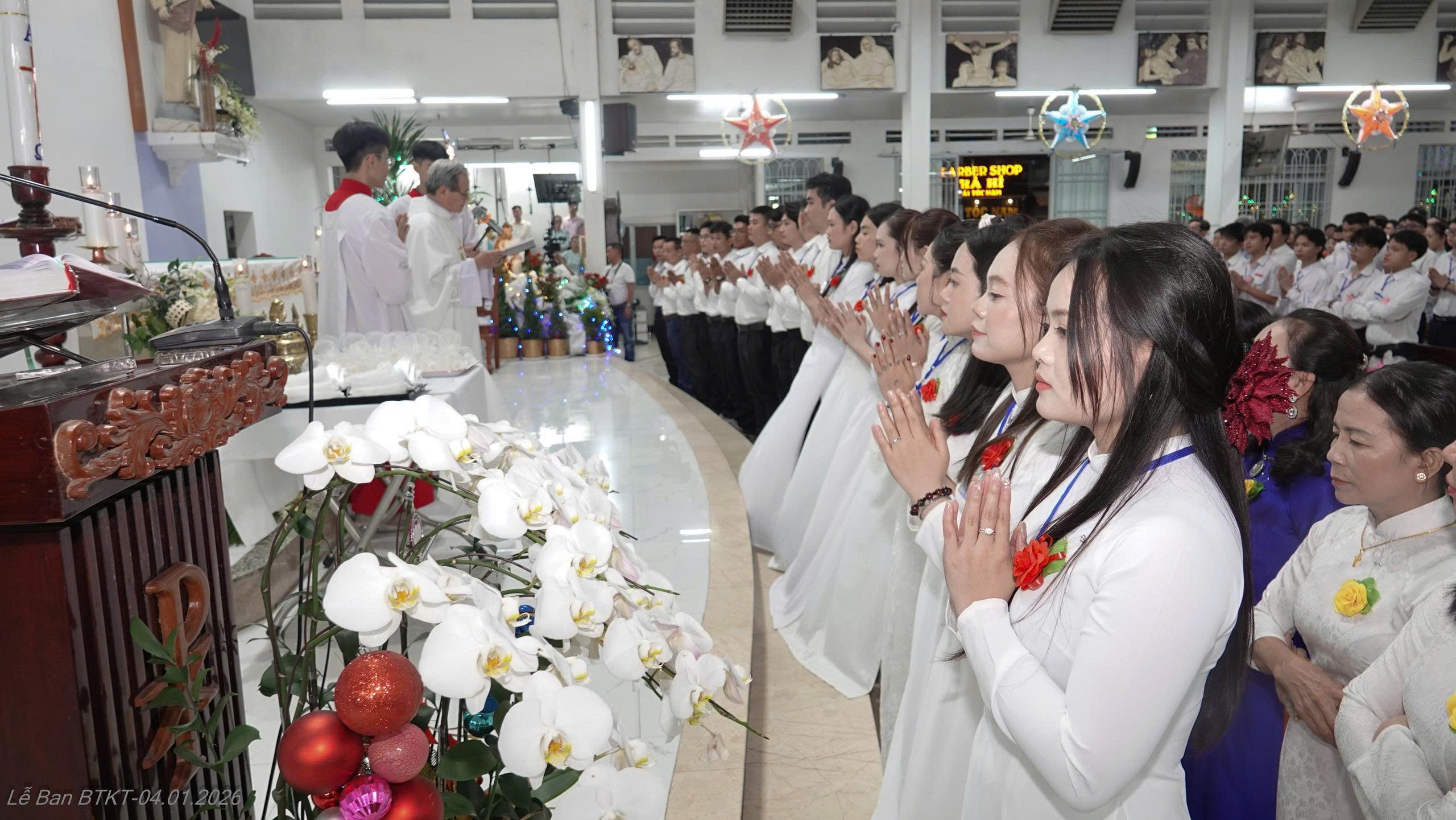 Giáo xứ Nhân Hòa: Thánh lễ ban các Bí tích Khai tâm Kitô giáo cho 38 dự tòng