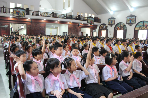 Giáo xứ Tân Lập: Thiếu nhi tham dự Thánh lễ Hiển Linh