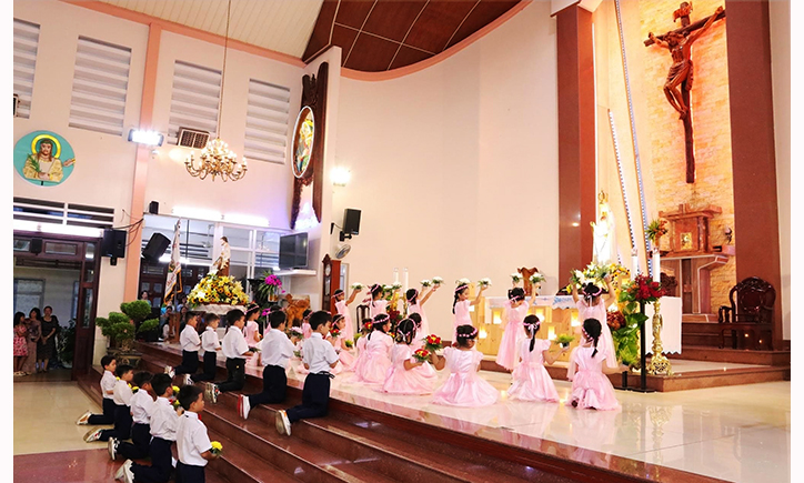 Dâng hoa kính Đức Mẹ: Từ trò trẻ con đến tình yêu trưởng thành