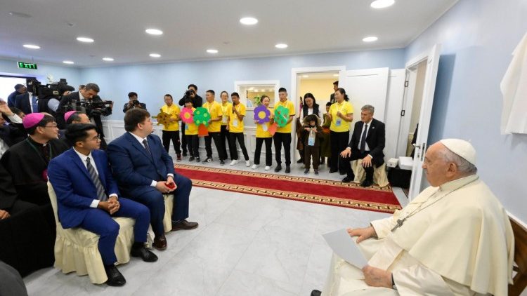 Đức Thánh Cha gặp các nhân viên của các tổ chức bác ái và khánh thành Ngôi nhà Thương xót