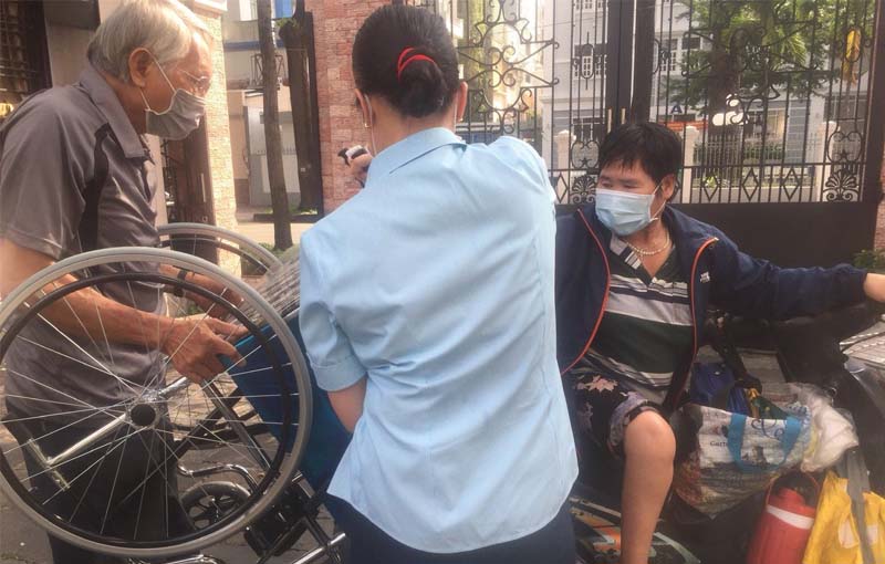 Trao tặng xe lăn cho người khuyết tật