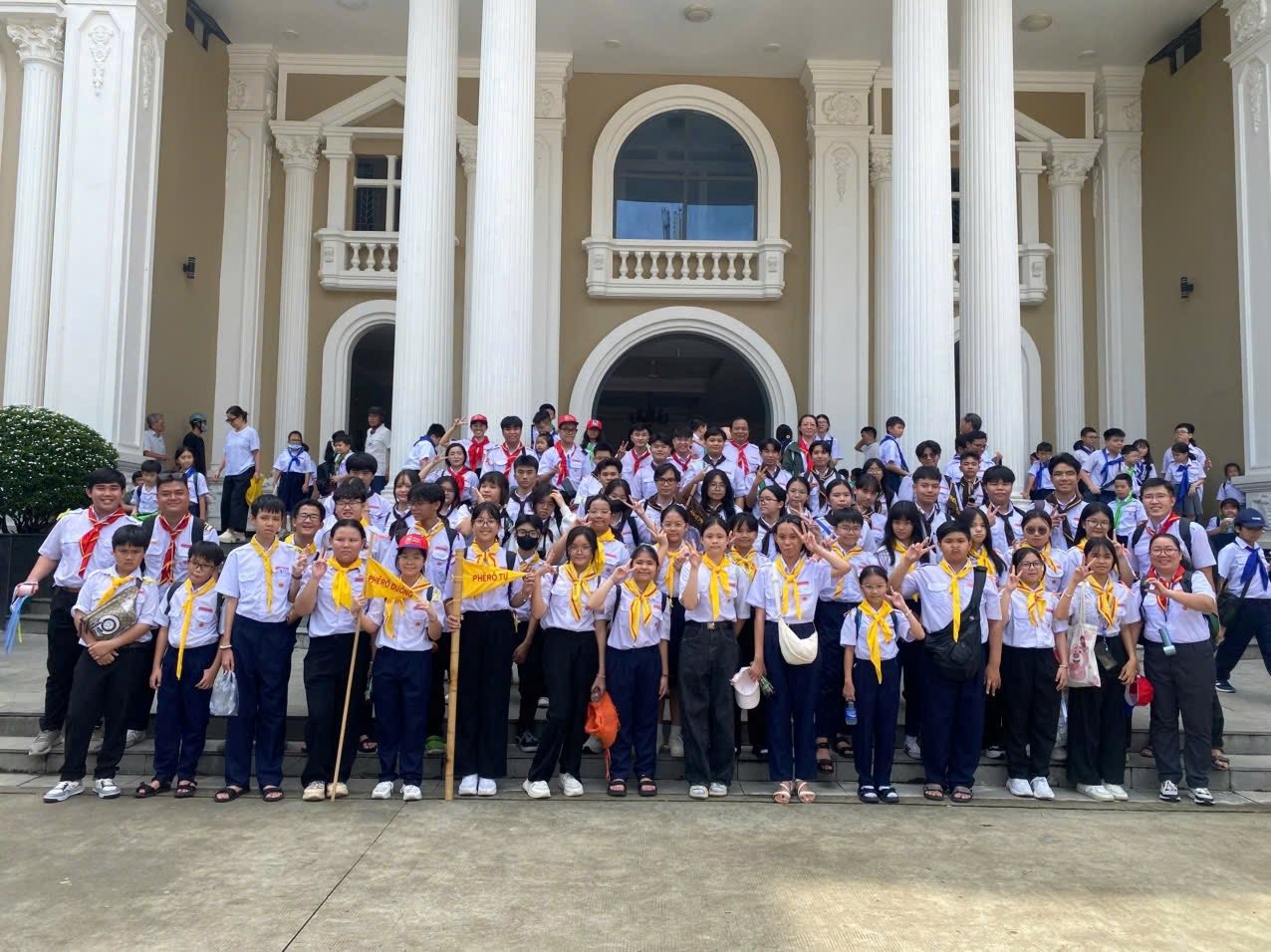 Giáo xứ Thăng Long: Thiếu nhi Ngành Nghĩa - Hiệp, đi hành hương và viếng nghĩa trang các linh mục