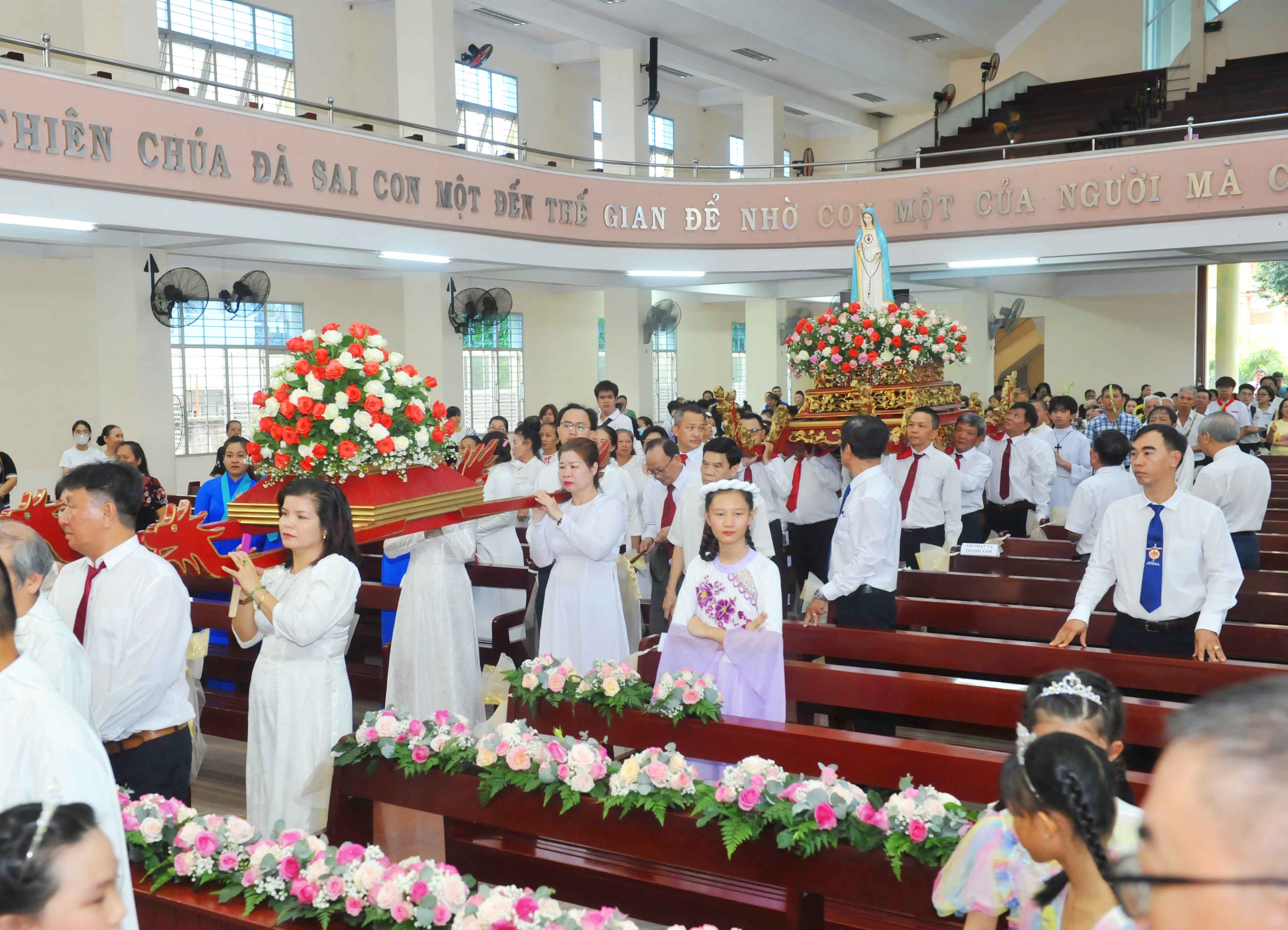 Giáo xứ Tân Chí Linh: Khai mạc tháng hoa kính Đức Mẹ