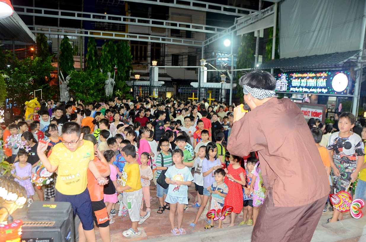 Giáo xứ Vĩnh Hòa: Vui Trung Thu phá cỗ yêu thương - 2025