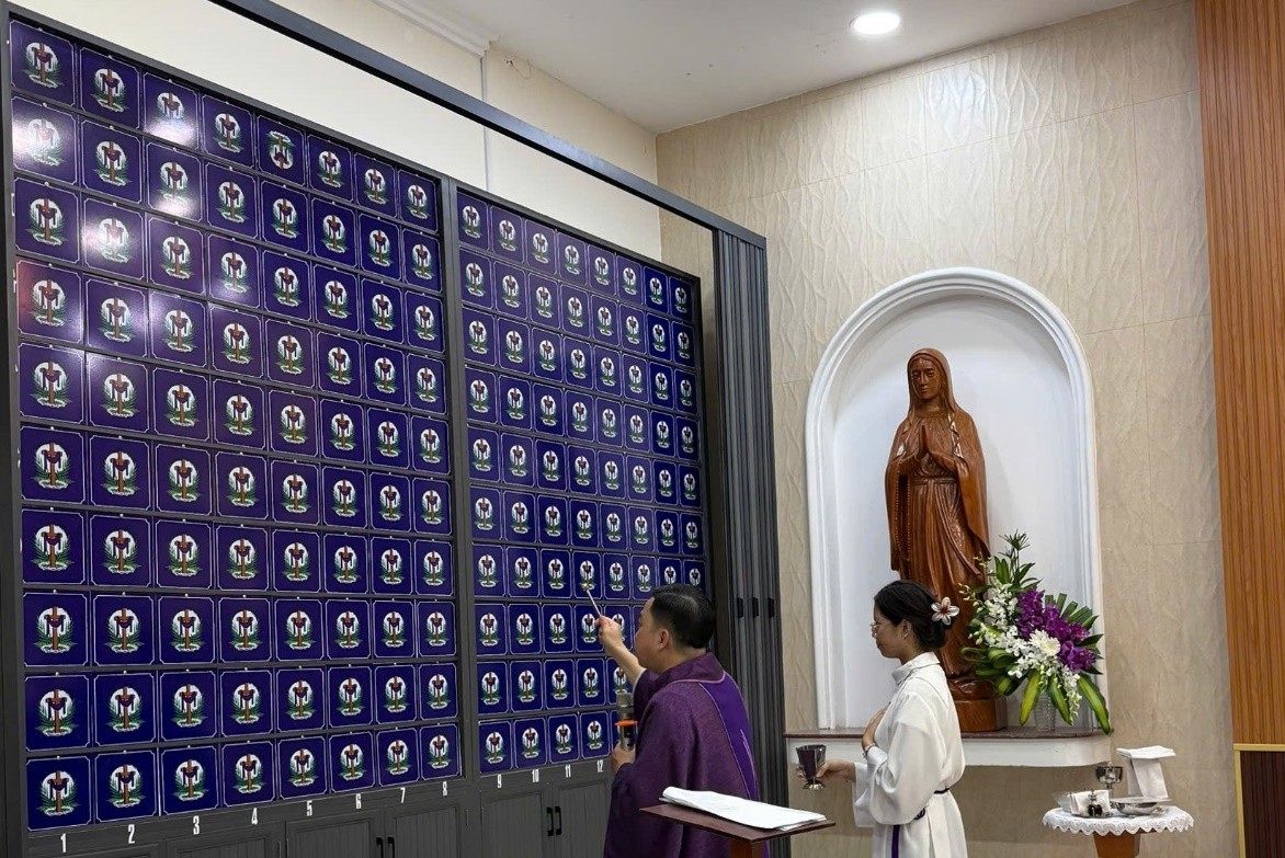 Giáo xứ Thánh Gia: Thánh lễ làm phép nhà chờ Phục Sinh