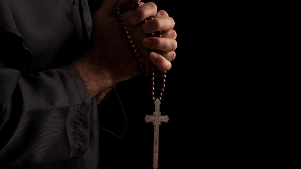 “Phép lạ” trong đám cháy: Cậu bé sống sót nhờ giữ chặt cây thánh giá