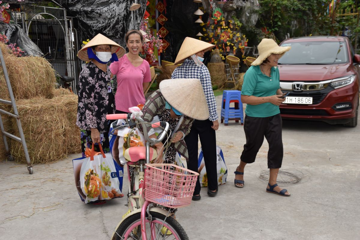 Giáo xứ Nam Hải tặng quà tết cho người có hoàn cảnh khó khăn