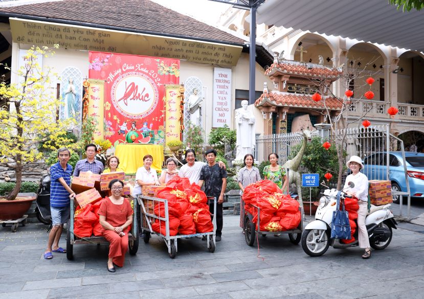 Giáo xứ Xóm Chiếu: Mừng xuân Giáp Thìn trao quà yêu thương 2024