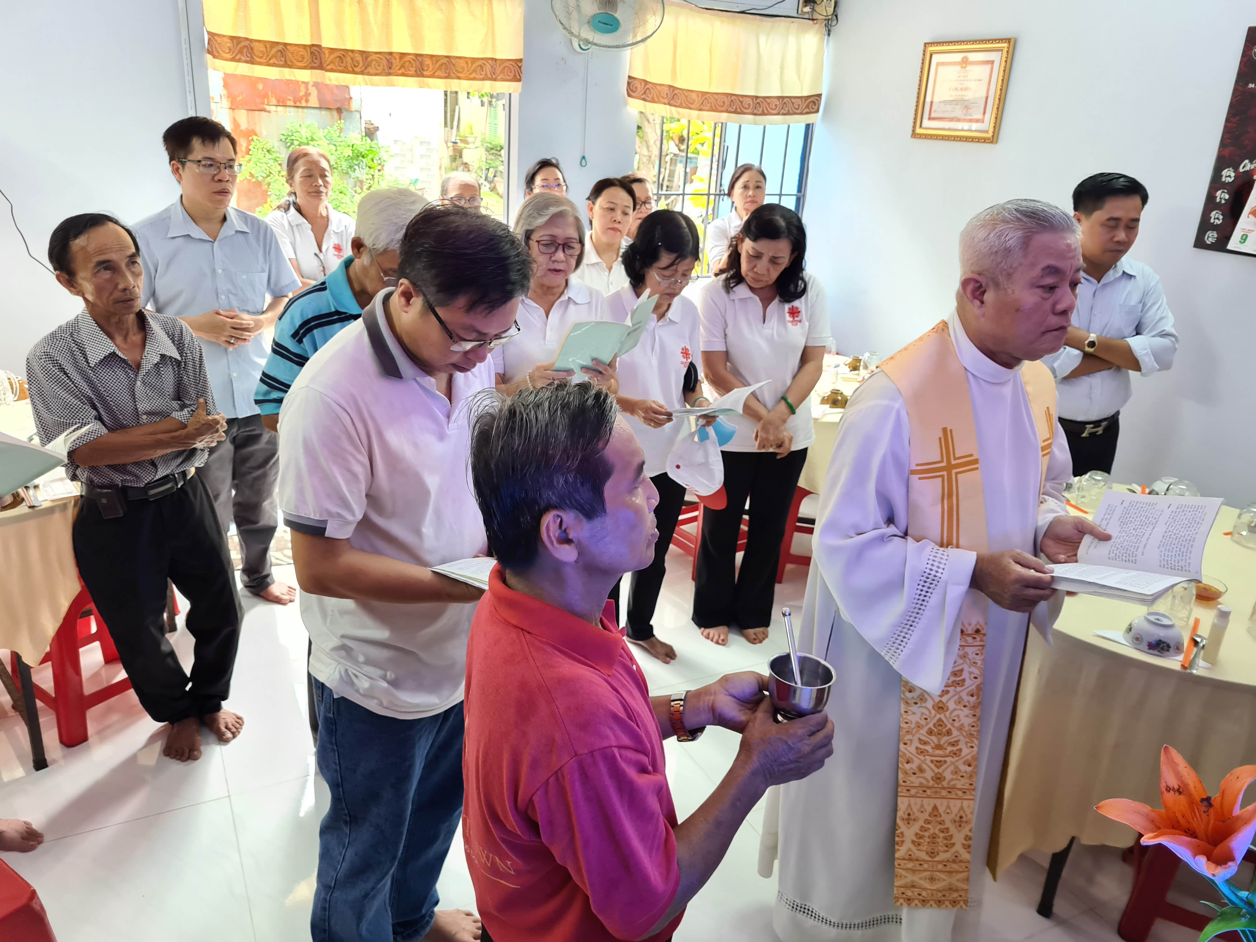Caritas Hàng Xanh: Sửa nhà giúp người khó khăn