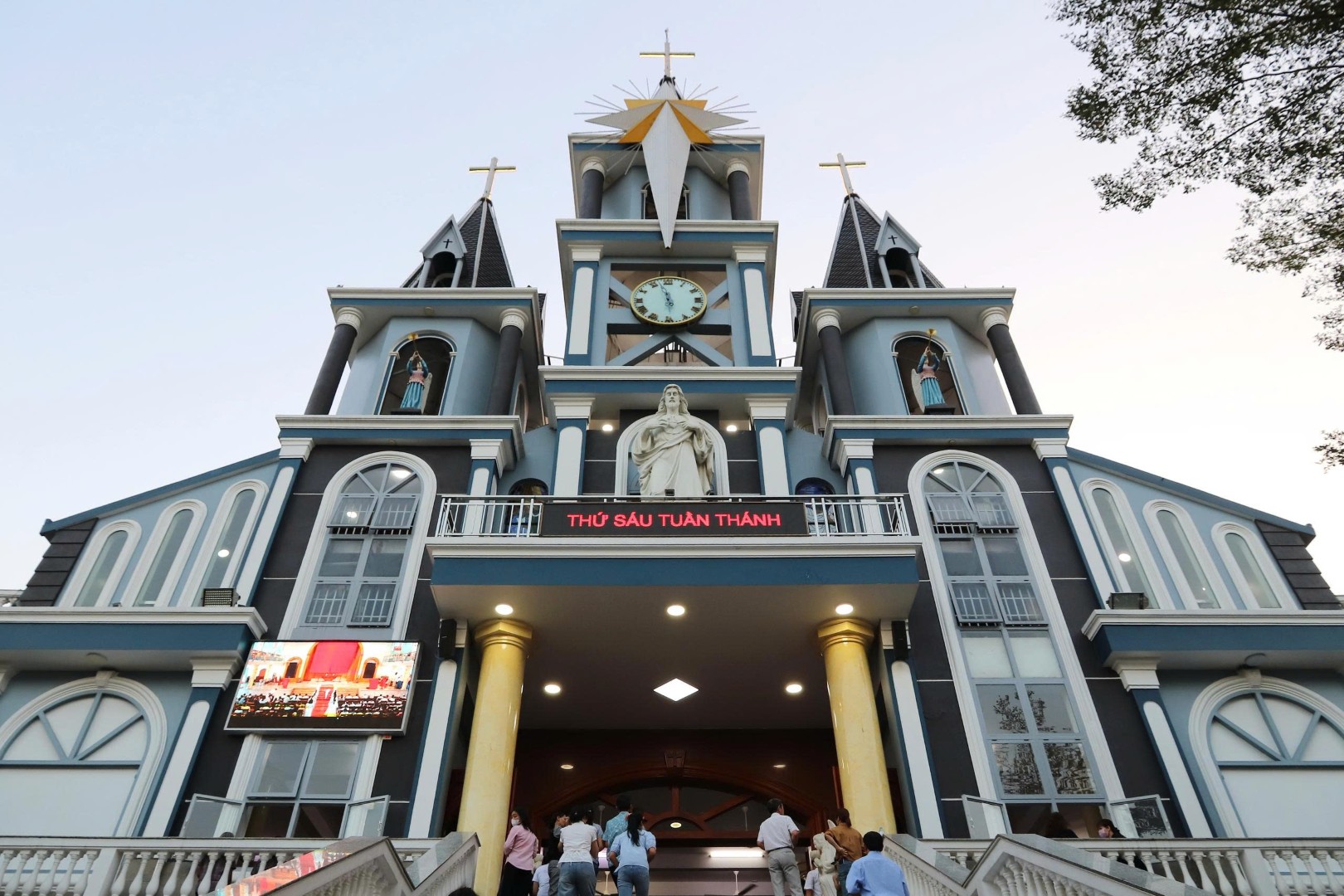 Giáo xứ Tân Đông cử hành Tam Nhật Thánh - 2026