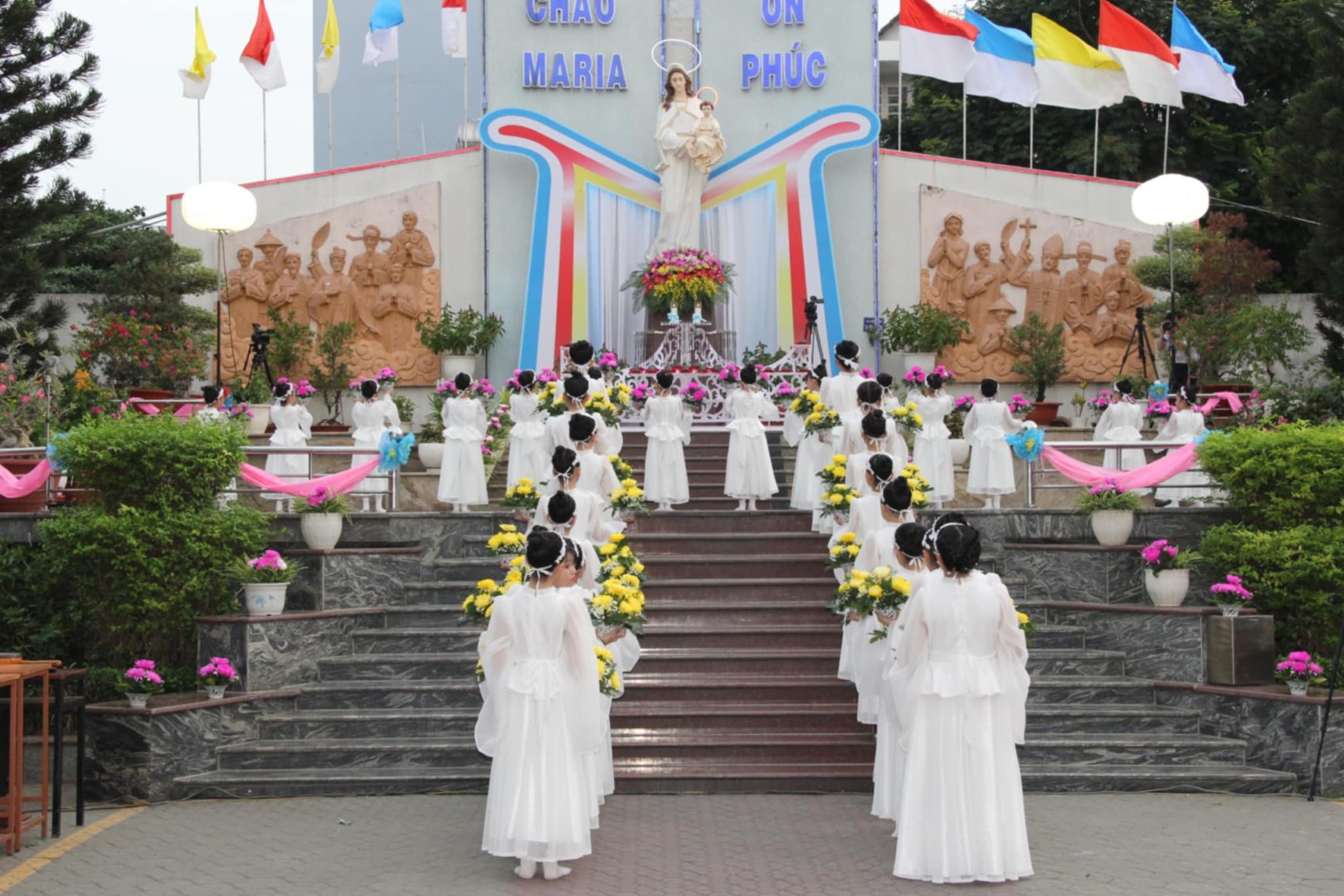 Giáo xứ Tân Phú khai mạc tháng hoa và mừng Lễ Thánh Giuse lao động