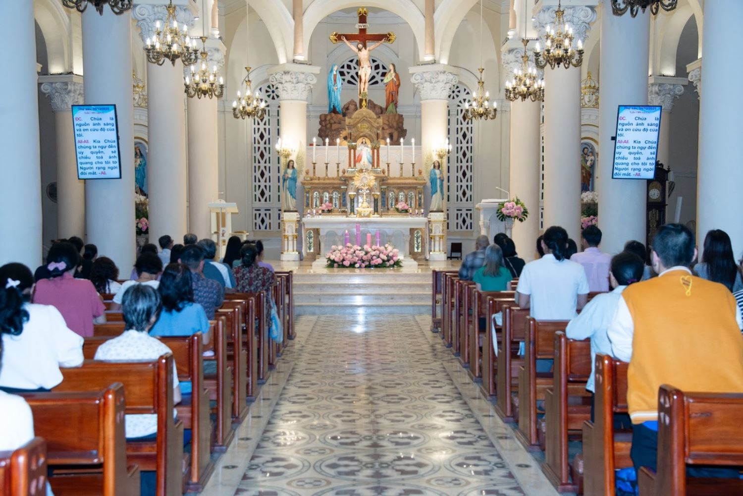 Ngày Thánh Thể tháng 12: Trở nên hạt giống hòa bình giữa thế giới xung đột