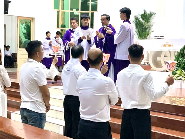 Thánh lễ ban Bí tích Khai Tâm Kitô Giáo tại giáo xứ Lam Sơn 2025