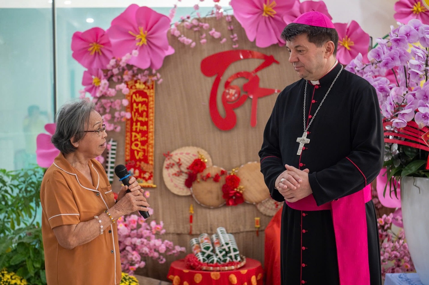 Đức Tổng Giám mục Marek Zalewski thăm Mái ấm Vị Hoàng - nơi người cao tuổi neo đơn được chăm sóc trọn vẹn