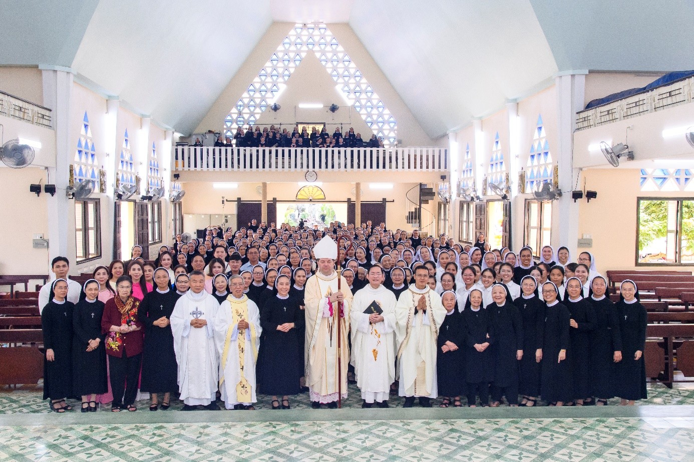 Đức Khâm sứ Marek Zalewski thăm Hội dòng Mến Thánh Giá Thủ Thiêm