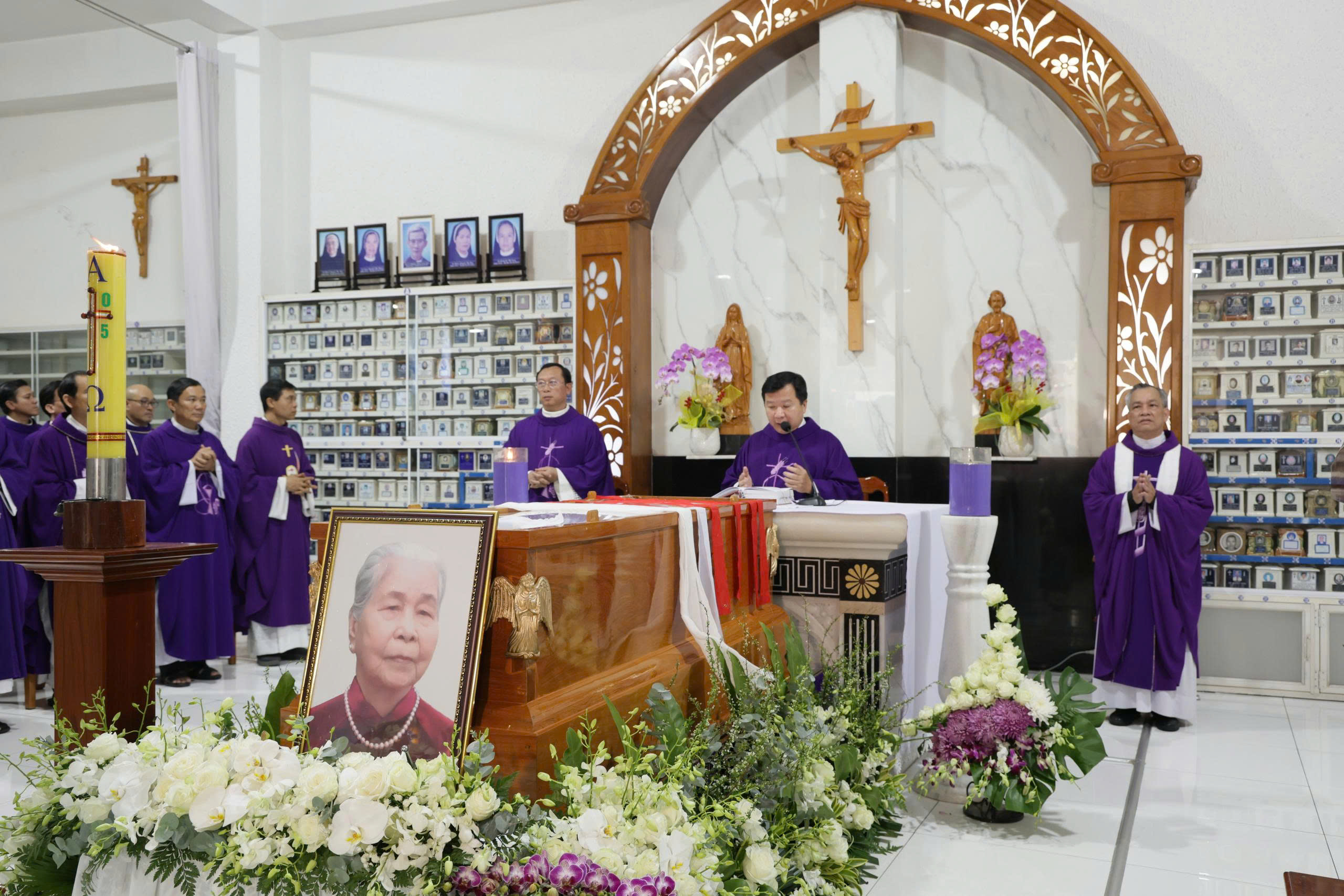 Linh mục Giáo hạt Tân Định cử hành Thánh lễ cầu nguyện cho bà cố Maria Nguyễn Thị Ngọc Lan