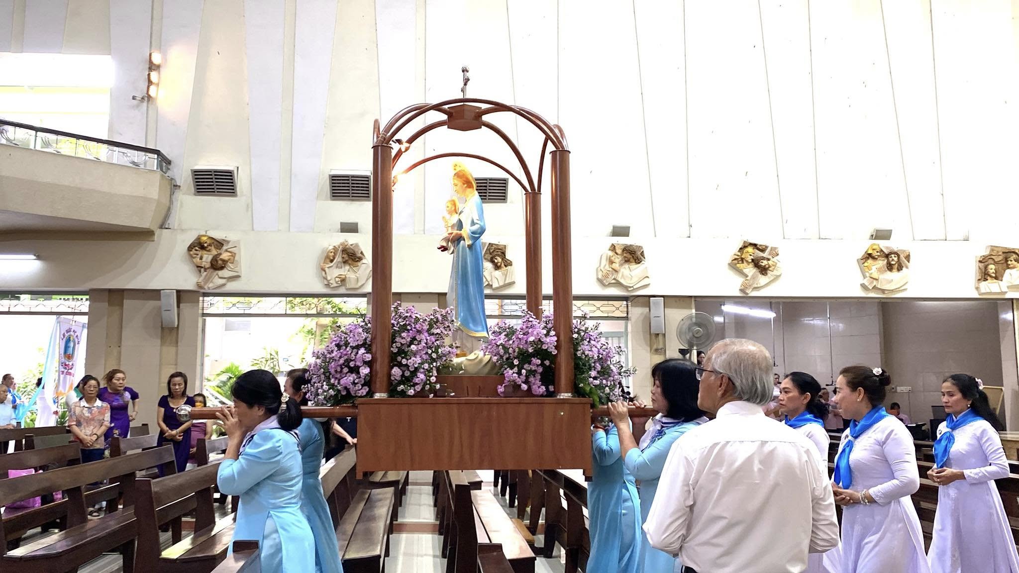 Cùng với Đức Mẹ đứng dưới chân Thập Giá
