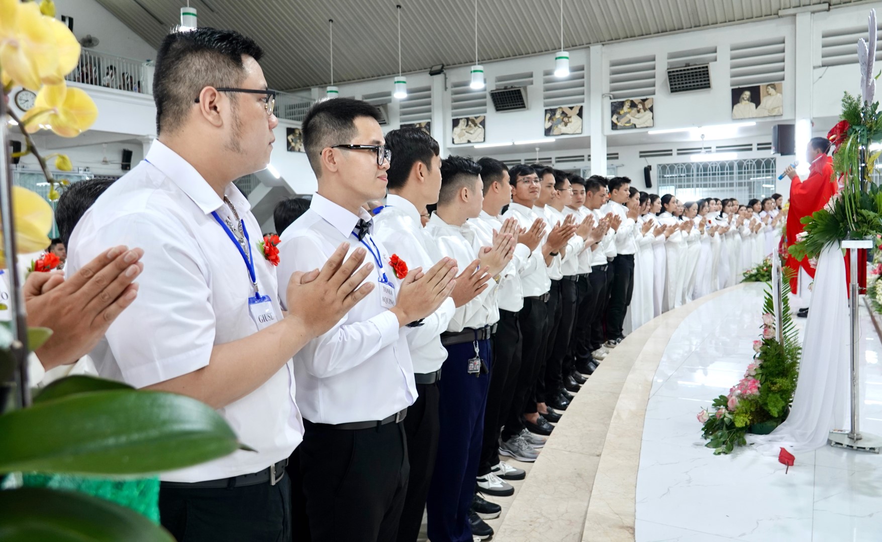 Thánh lễ ban các Bí tích Khai tâm tại giáo xứ Nhân Hòa